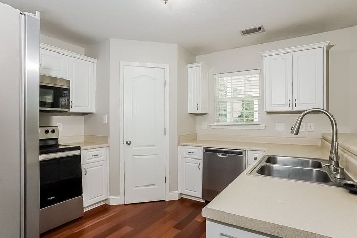 710 Keyes Dr - Photo 5 of 12