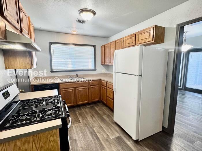 1327 S Lawton Ave #1 - Photo 3 of 28