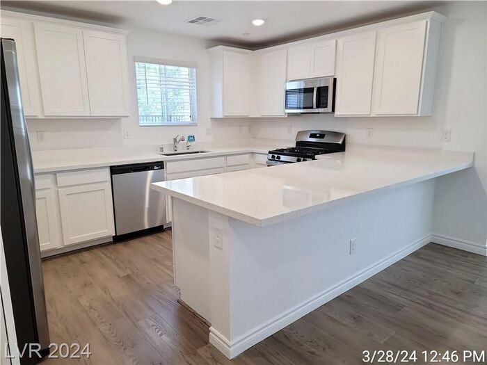 6230 Foxes Dale St - Photo 7 of 34