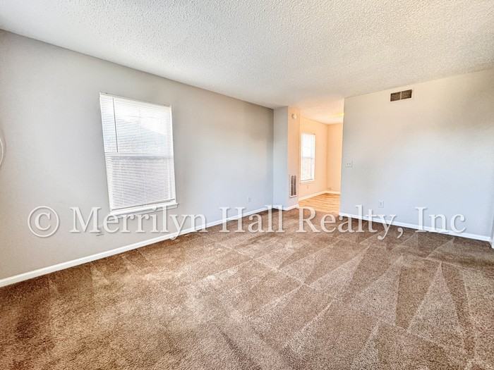 404 S Gregg St - Photo 3 of 12