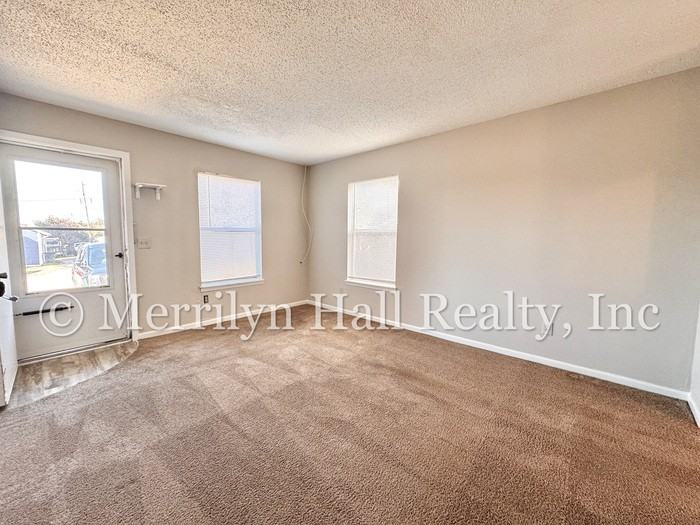 404 S Gregg St - Photo 4 of 12