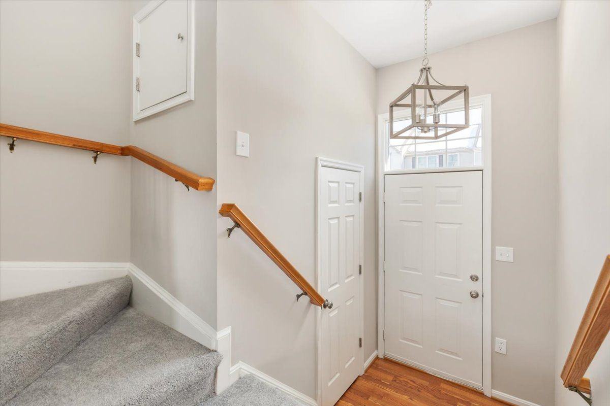 113 Frazer Dr - Photo 2 of 31