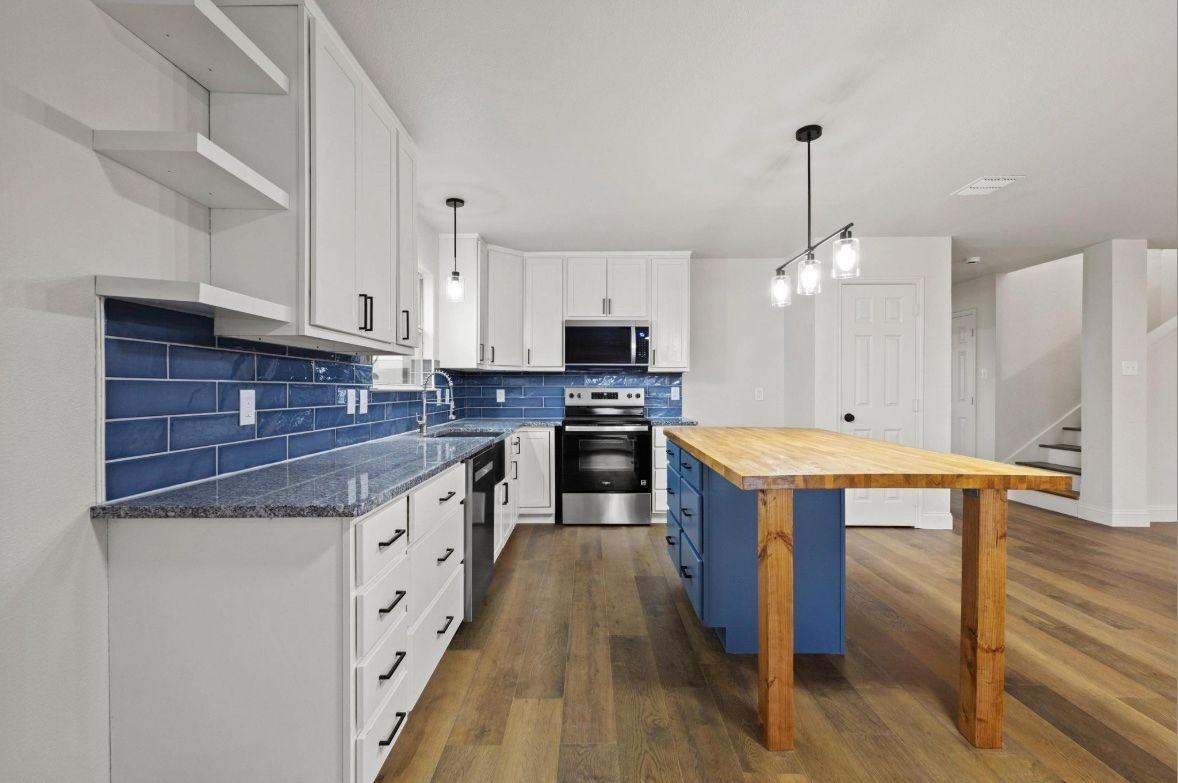 1713 Pebblebrook Ln - Photo 3 of 38