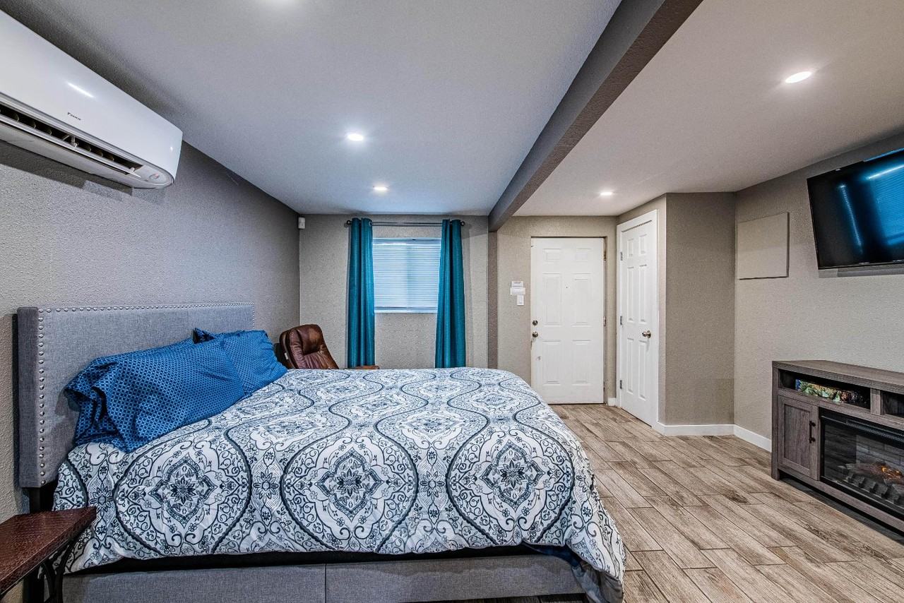 704 Pacific Ave SW - Photo 3 of 10