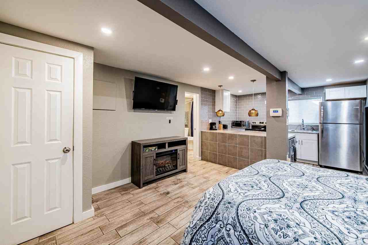 704 Pacific Ave SW - Photo 4 of 10