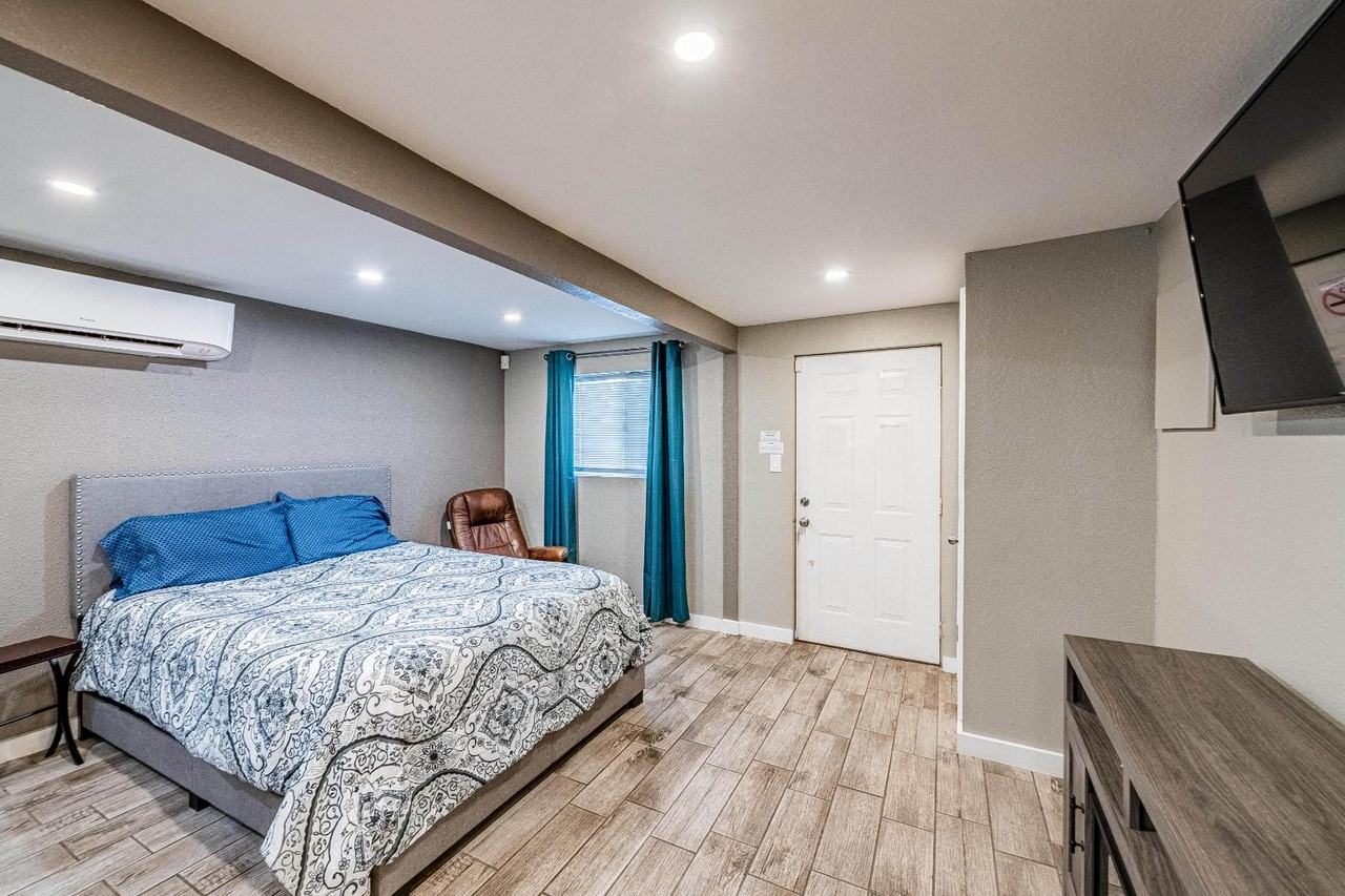 704 Pacific Ave SW - Photo 5 of 10