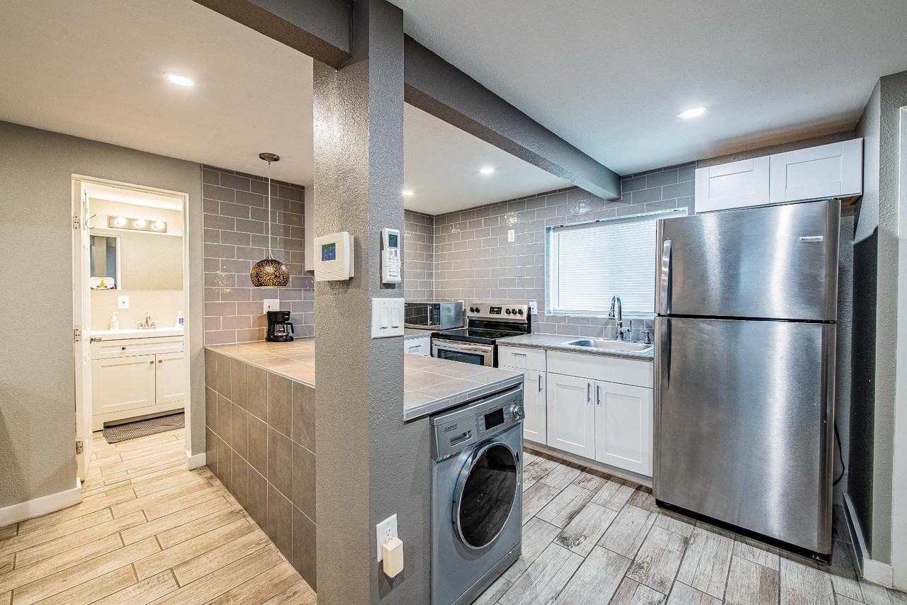 704 Pacific Ave SW - Photo 6 of 10