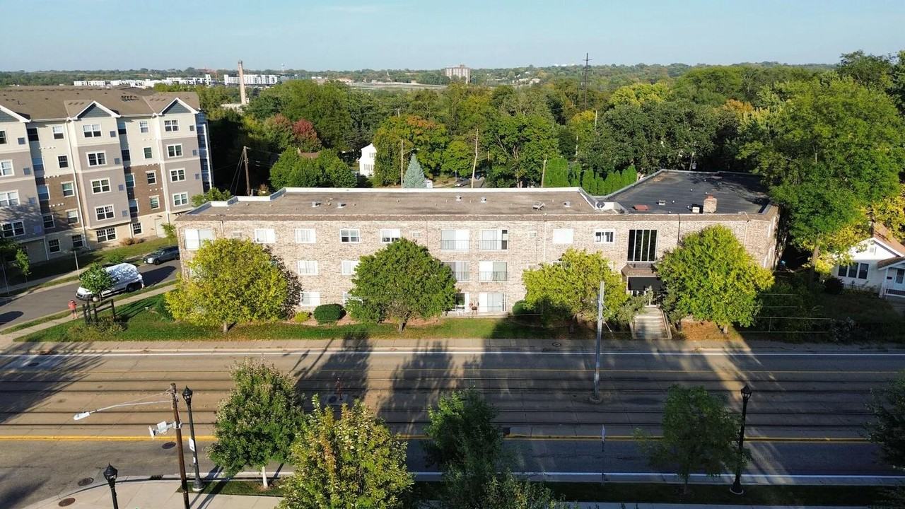 Minnehaha Manor - Photo 3 of 23