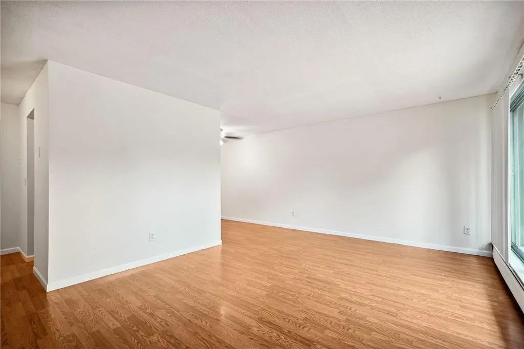 Minnehaha Manor - Photo 5 of 23