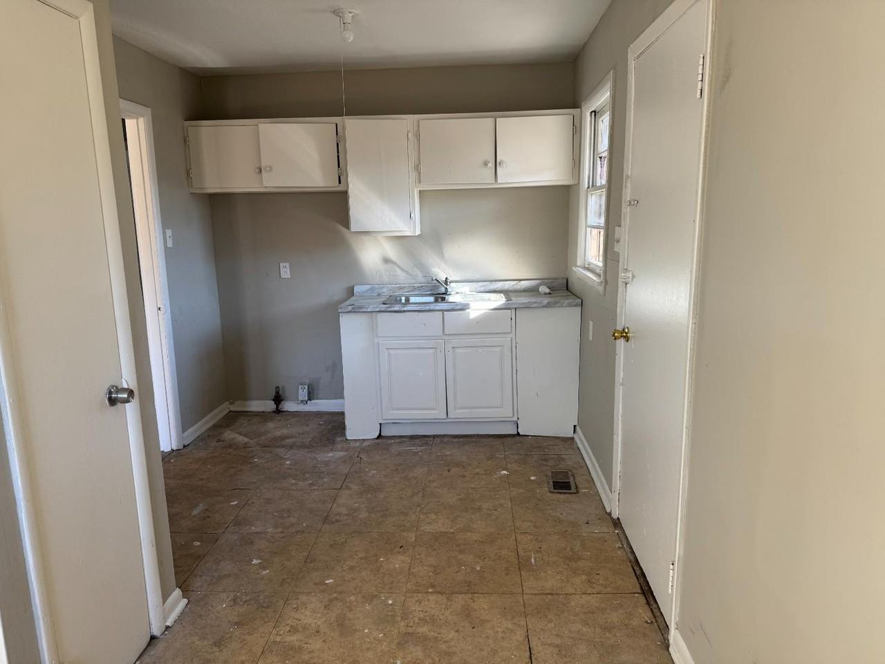 324 15th Ave W - Photo 4 of 8