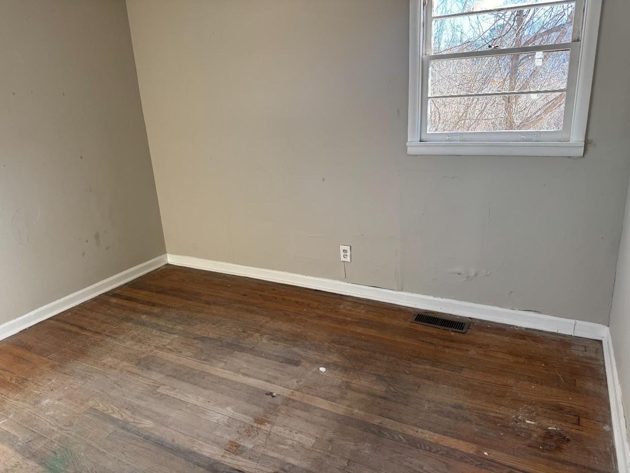 324 15th Ave W - Photo 5 of 8