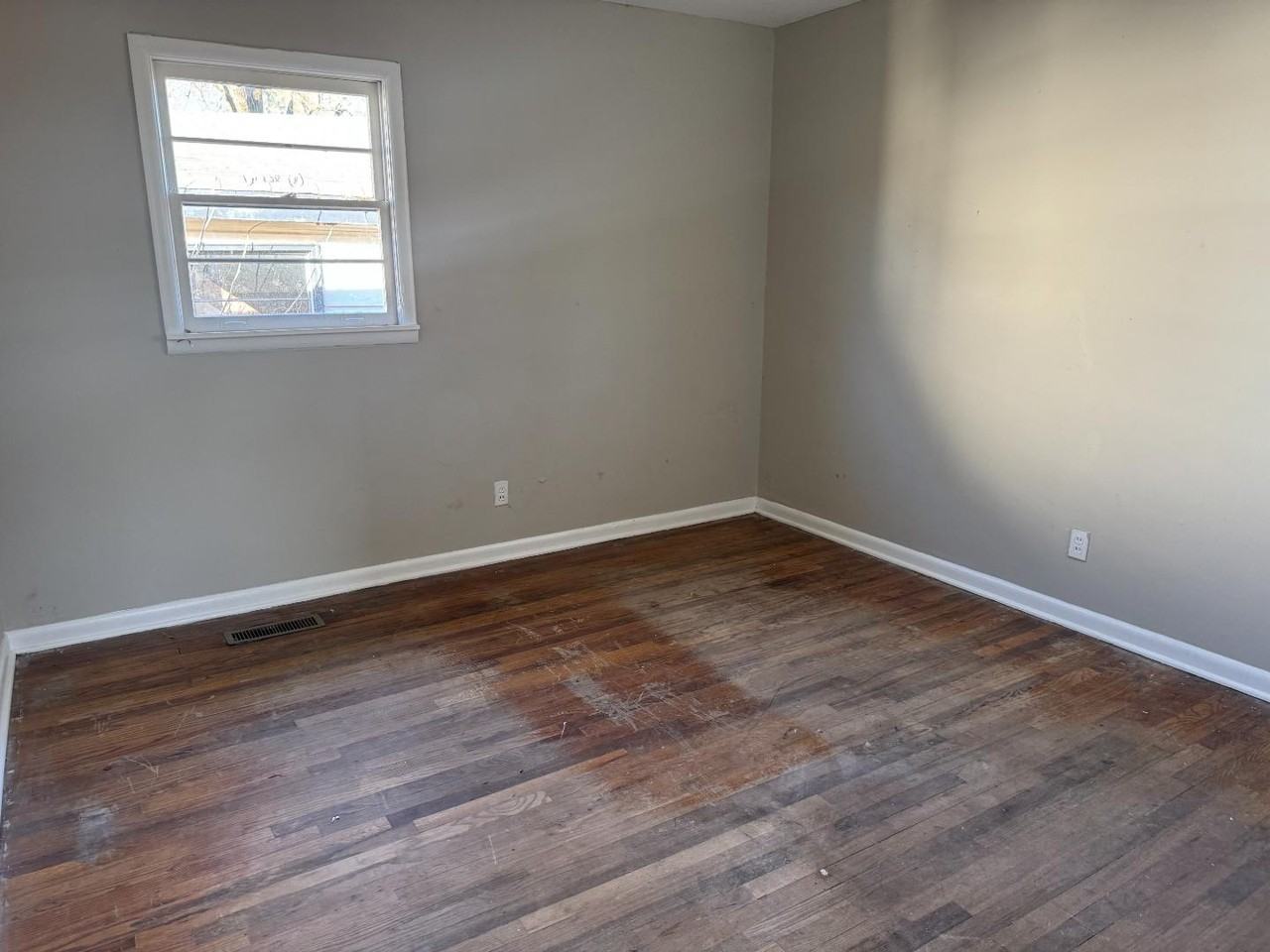 324 15th Ave W - Photo 6 of 8