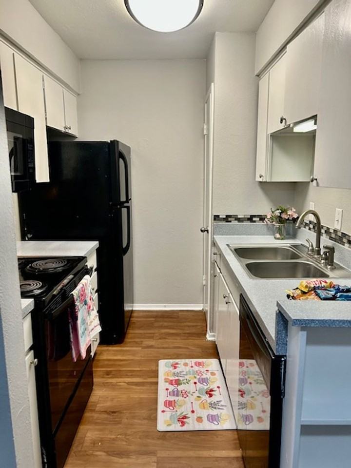 1002 S. Edmonds Ln - Photo 2 of 50