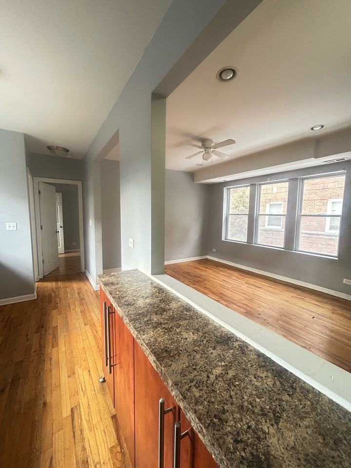 9124 S Dauphin Ave Apt 1w #9124-1W - Photo 4 of 12