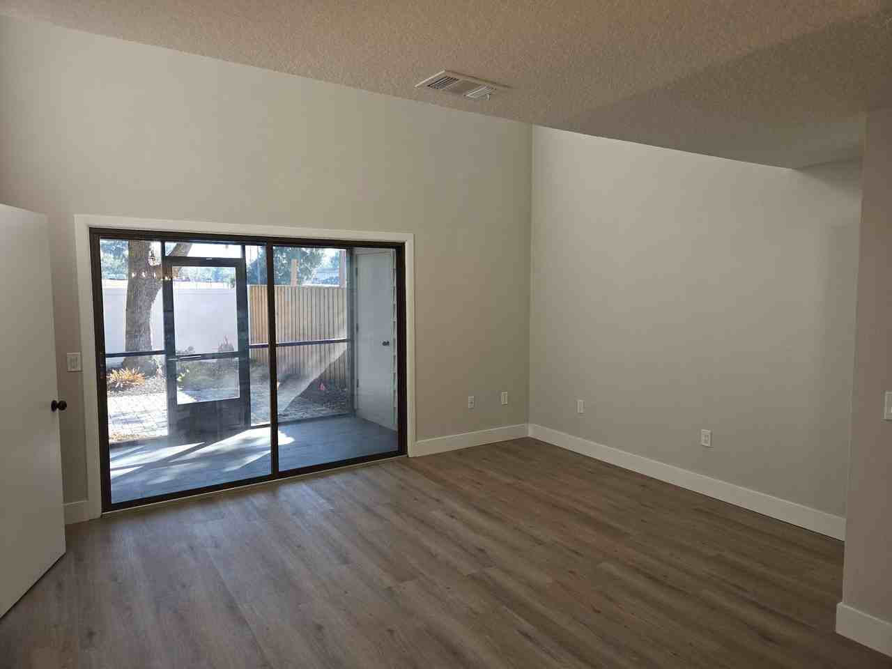 805 N Clake St - Photo 3 of 33