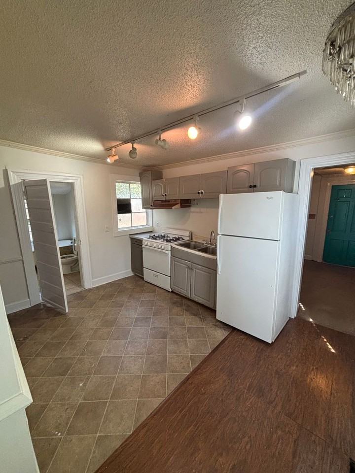 3216 Lyles St - Photo 3 of 6