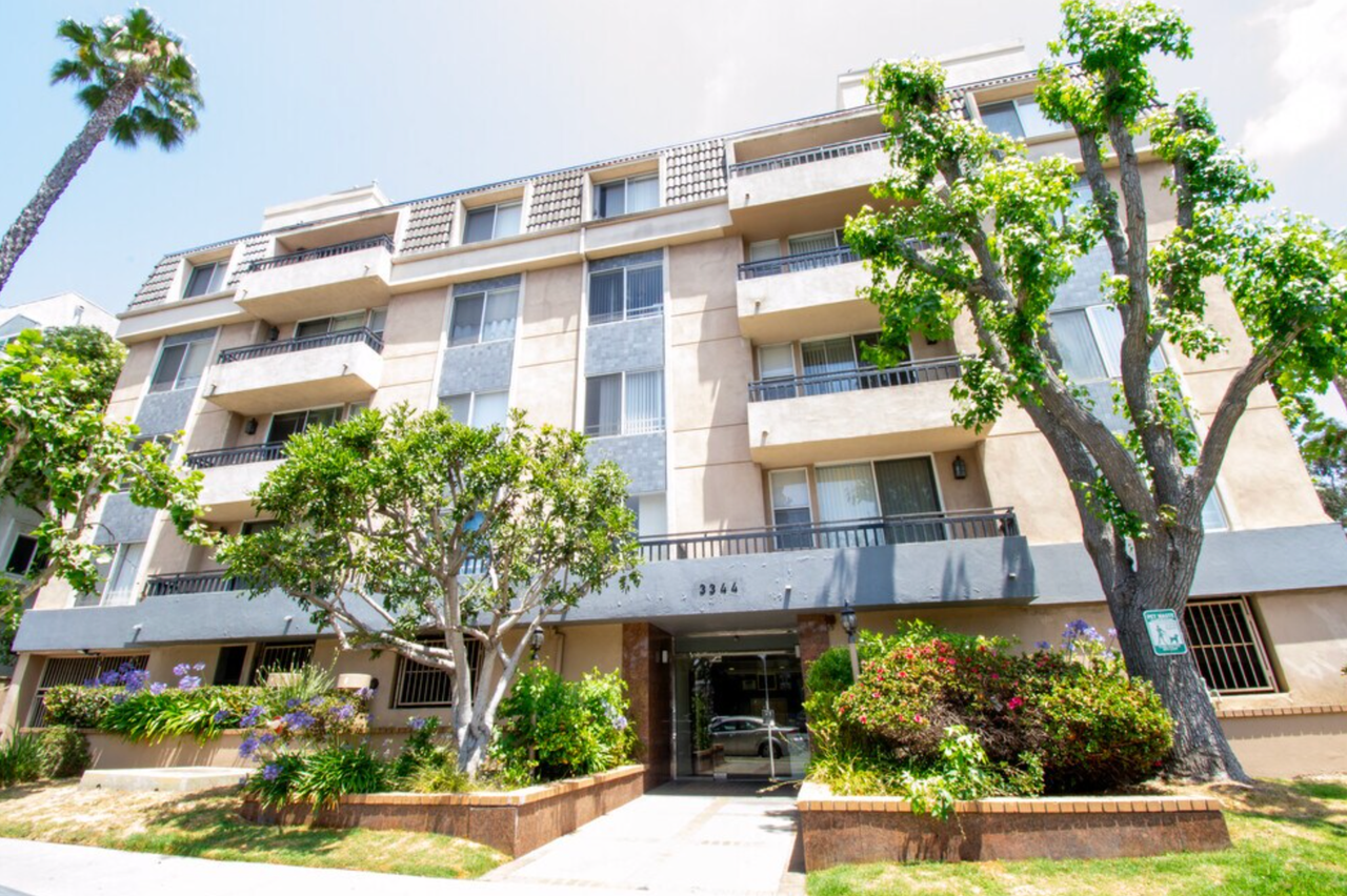 Bright hardwood floor apartments! *Fireplaces* *Gated Parking* *Stone Countertops* *Stainless Steel Appliances* - Photo 2 of 5