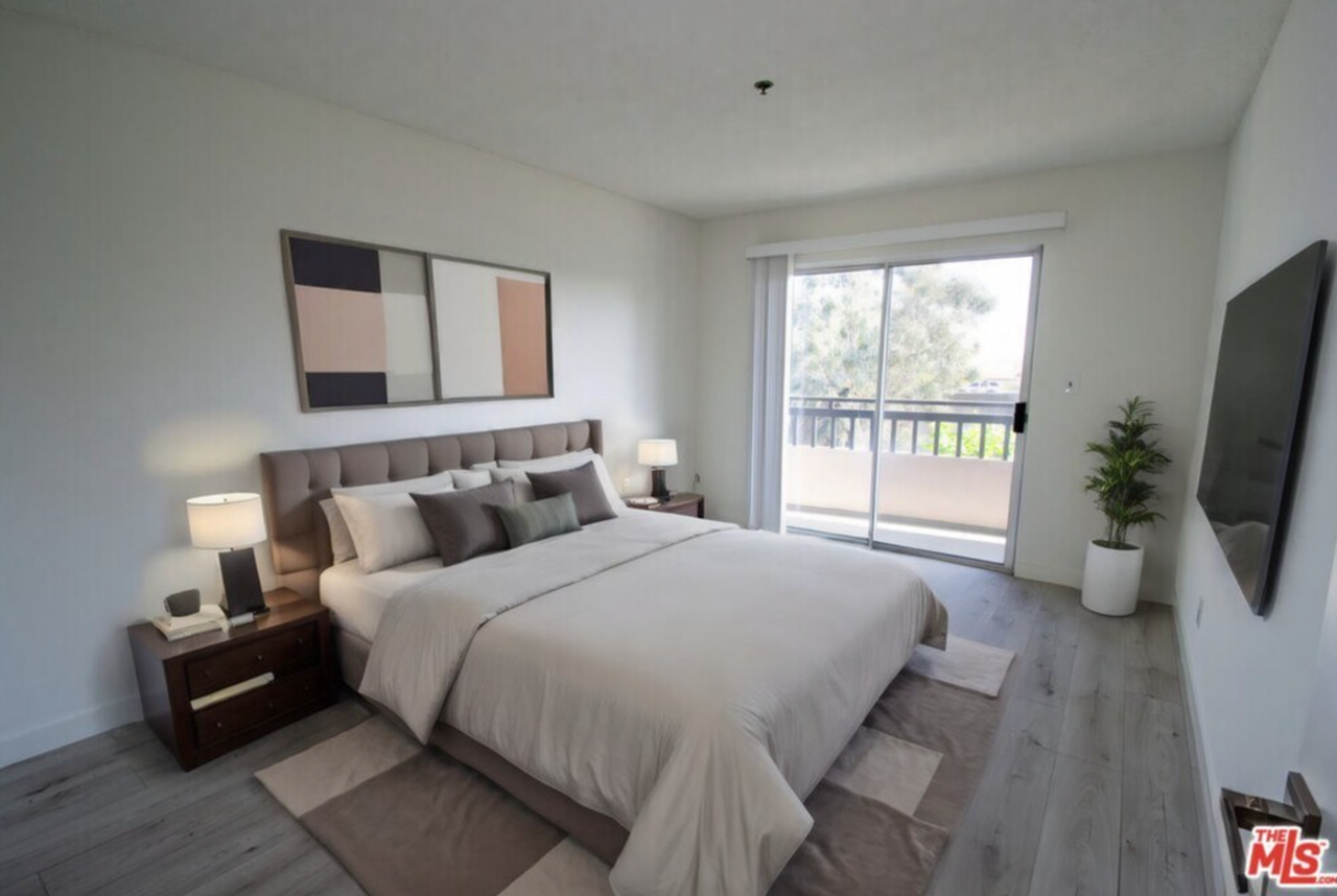 Bright hardwood floor apartments! *Fireplaces* *Gated Parking* *Stone Countertops* *Stainless Steel Appliances* - Photo 3 of 5