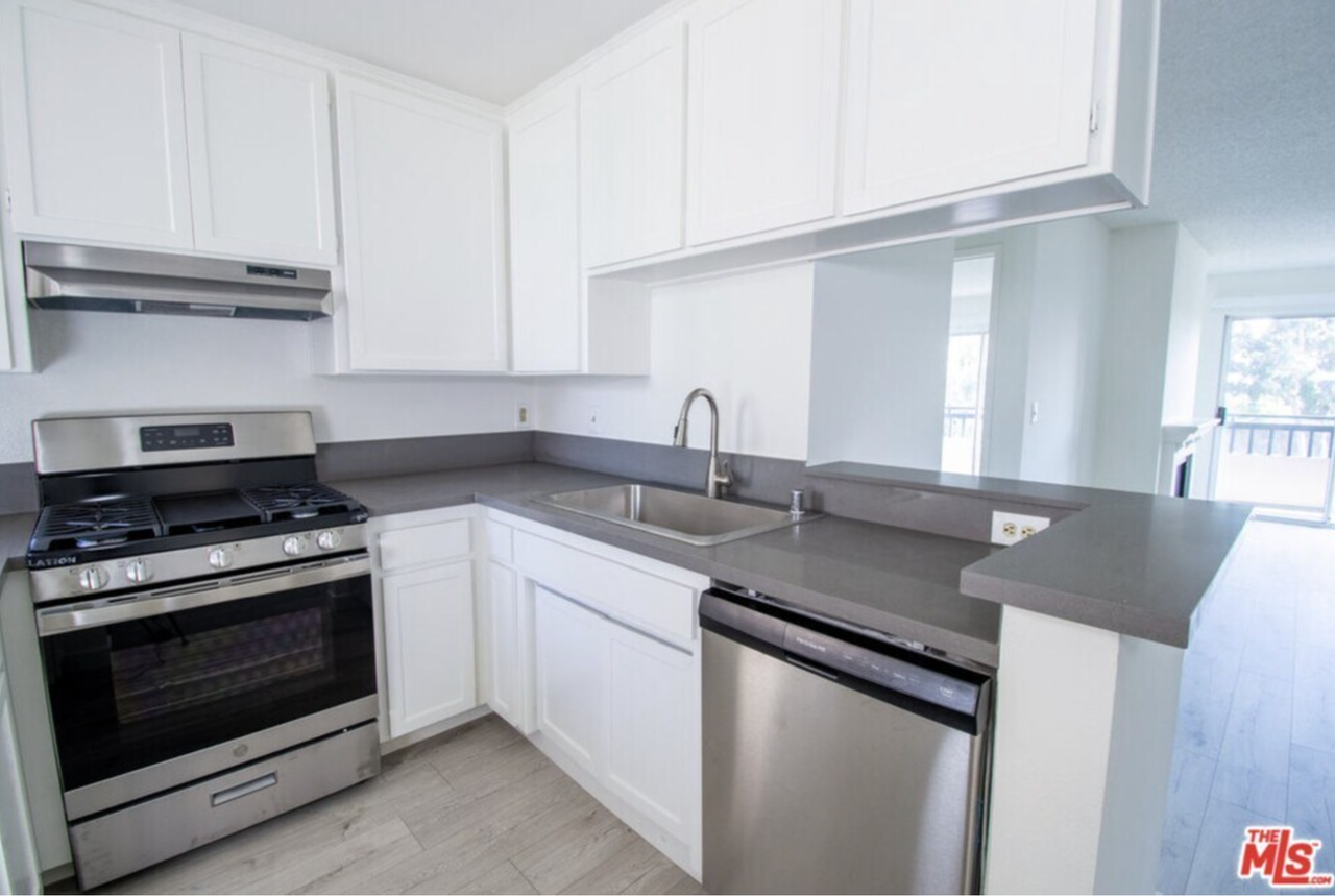 Bright hardwood floor apartments! *Fireplaces* *Gated Parking* *Stone Countertops* *Stainless Steel Appliances* - Photo 4 of 5