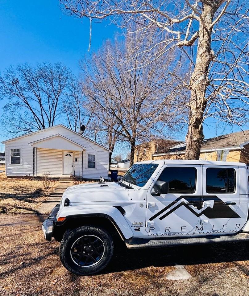 257 N Pine Ave - Photo 2 of 8