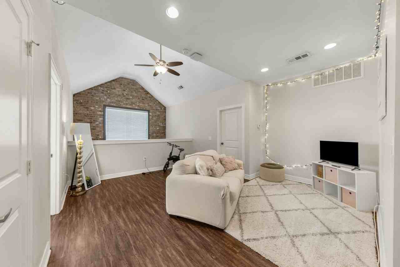 1026 Foster Avenue - Photo 3 of 40