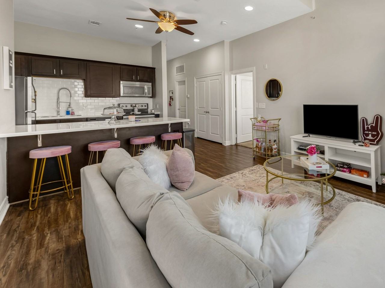 1026 Foster Avenue - Photo 4 of 40