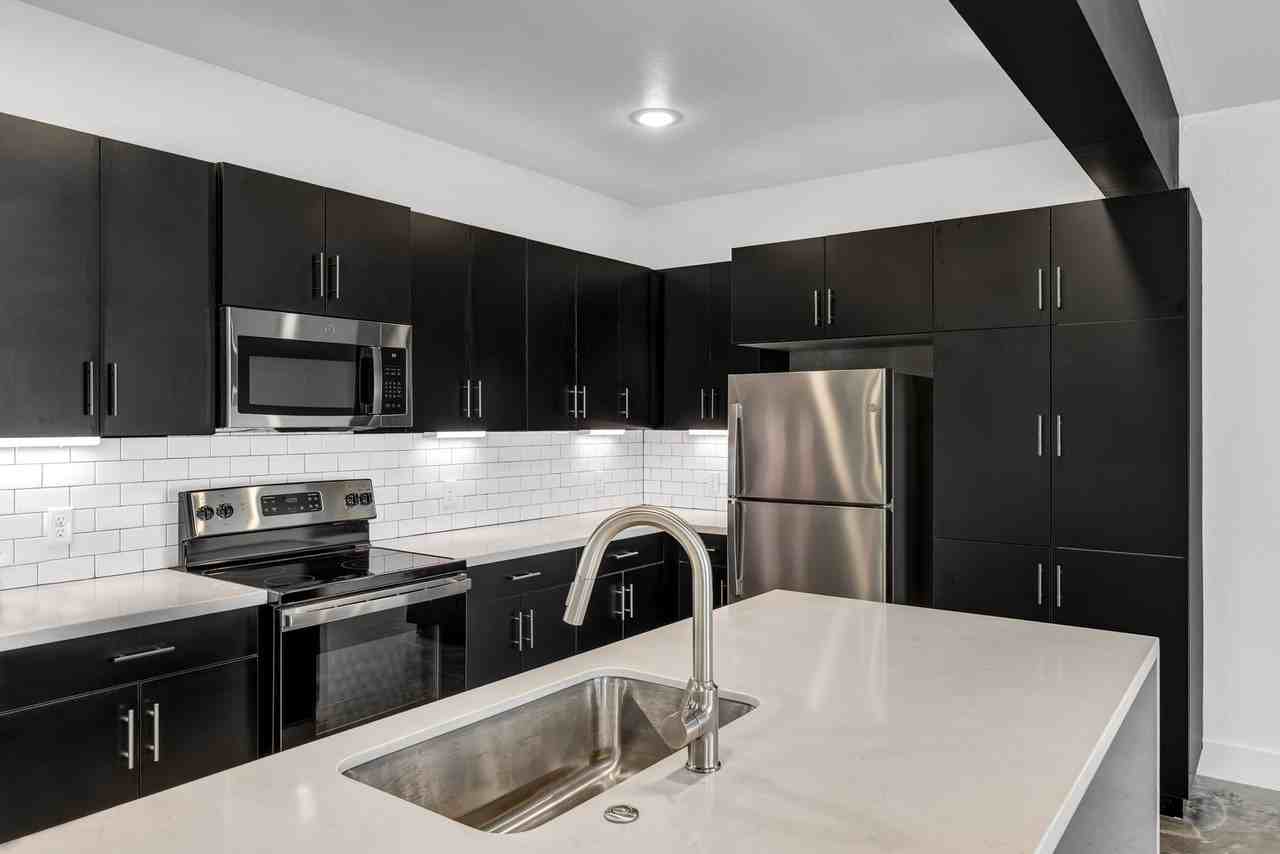 213 Lynn Dr - Photo 3 of 34