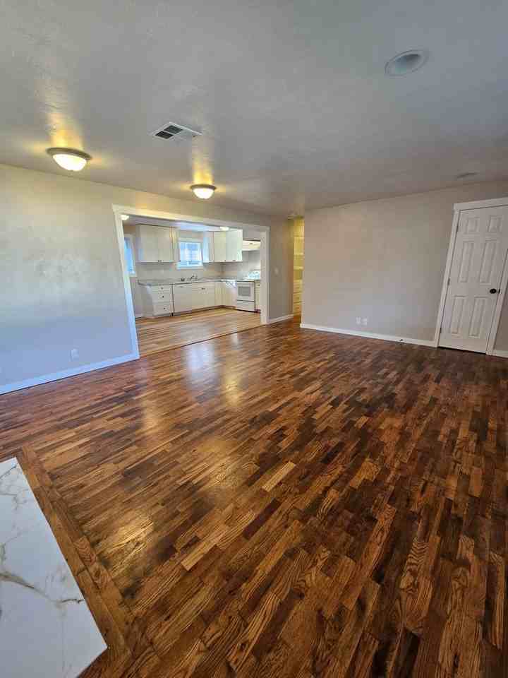 1004 Stevens St - Photo 3 of 19