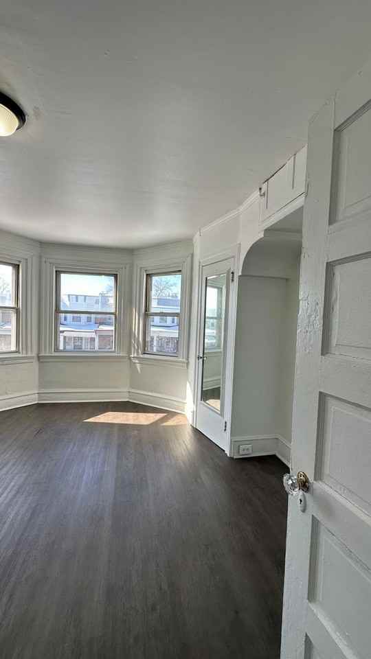 4829 N Hutchinson St - Photo 3 of 17