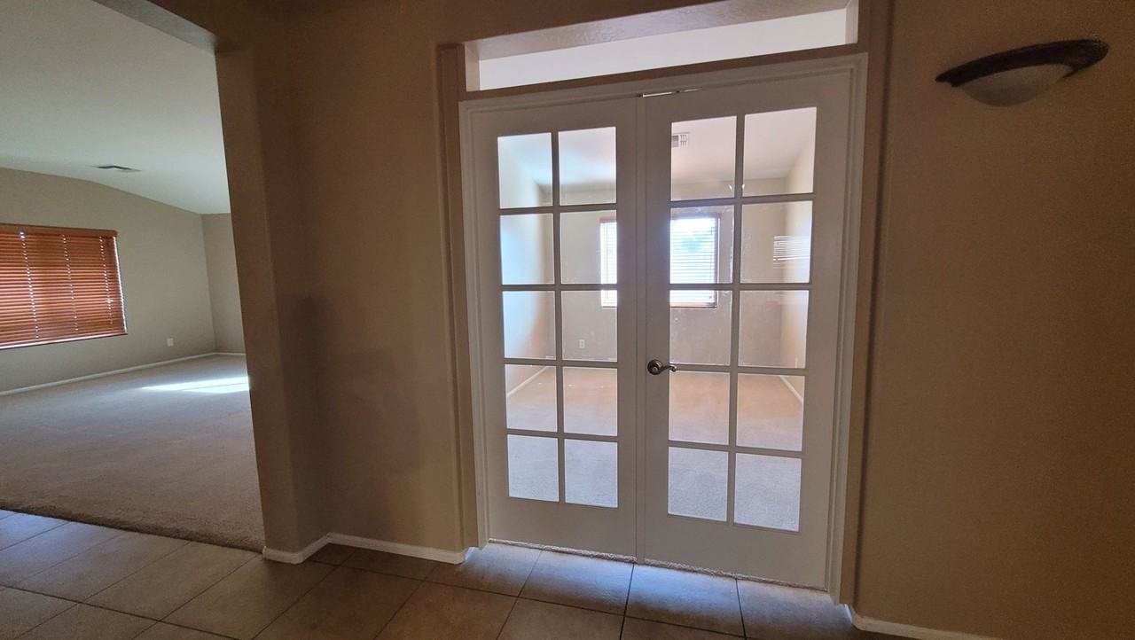 9109 W Kirby Ave - Photo 5 of 14