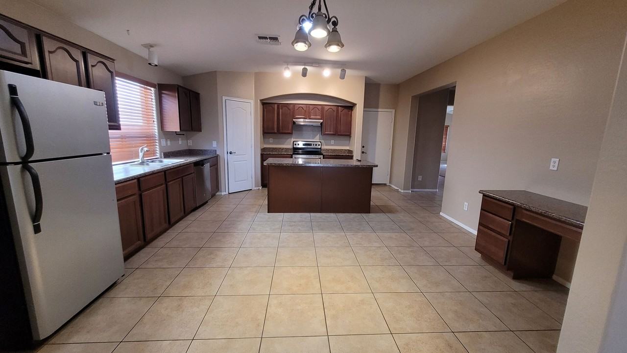 9109 W Kirby Ave - Photo 7 of 14