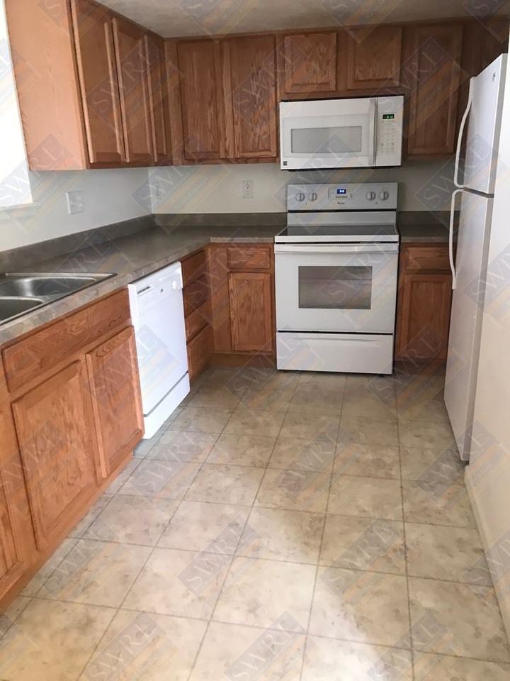 821 Rampart Dr - Photo 4 of 12