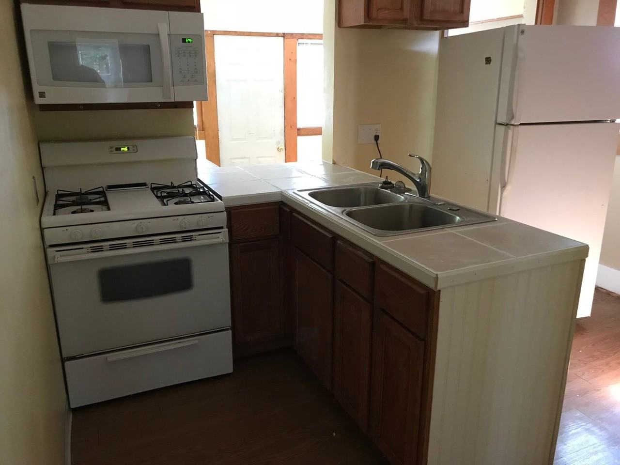 930 Hudson Ave - Photo 2 of 8