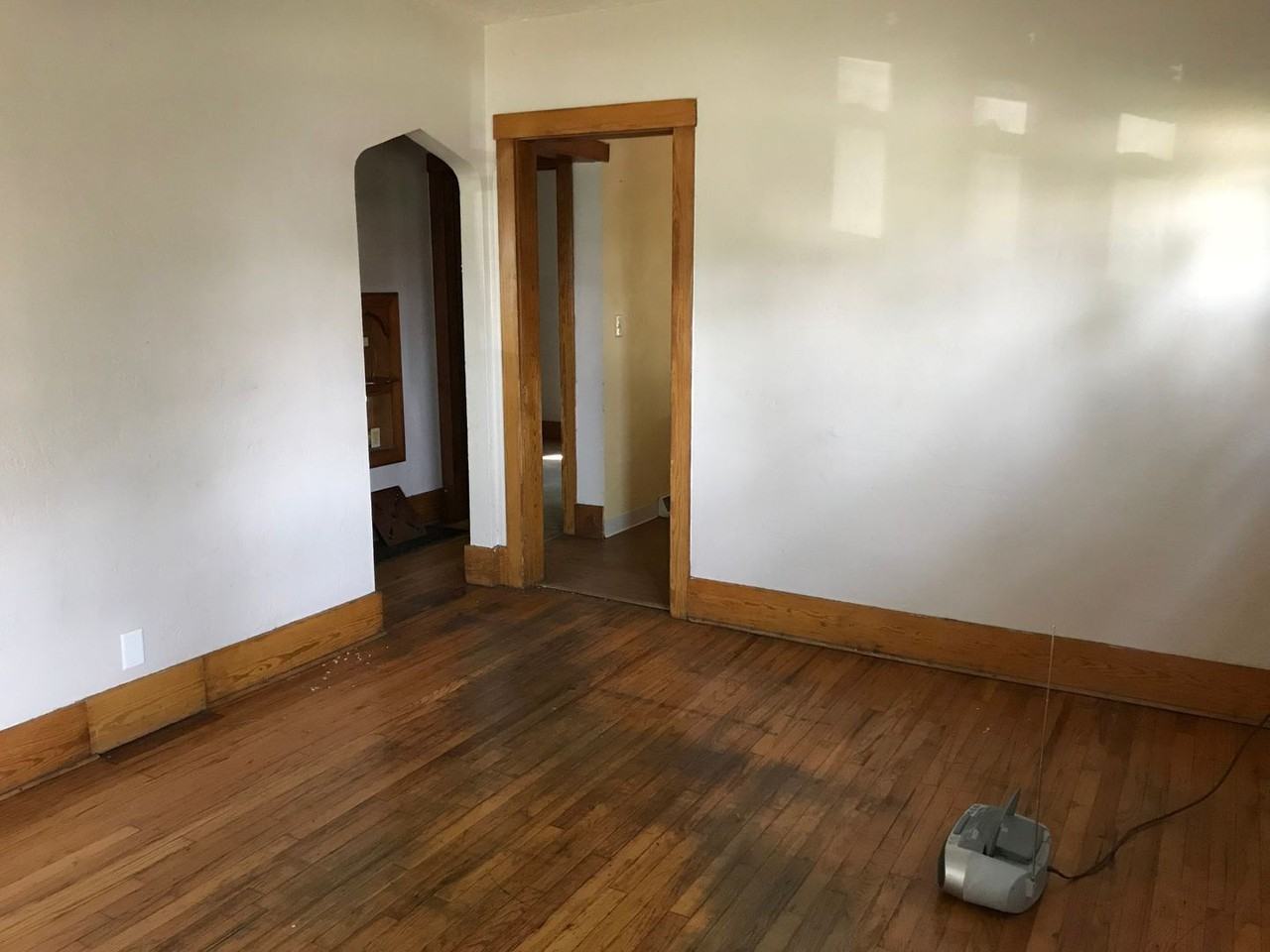 930 Hudson Ave - Photo 4 of 8