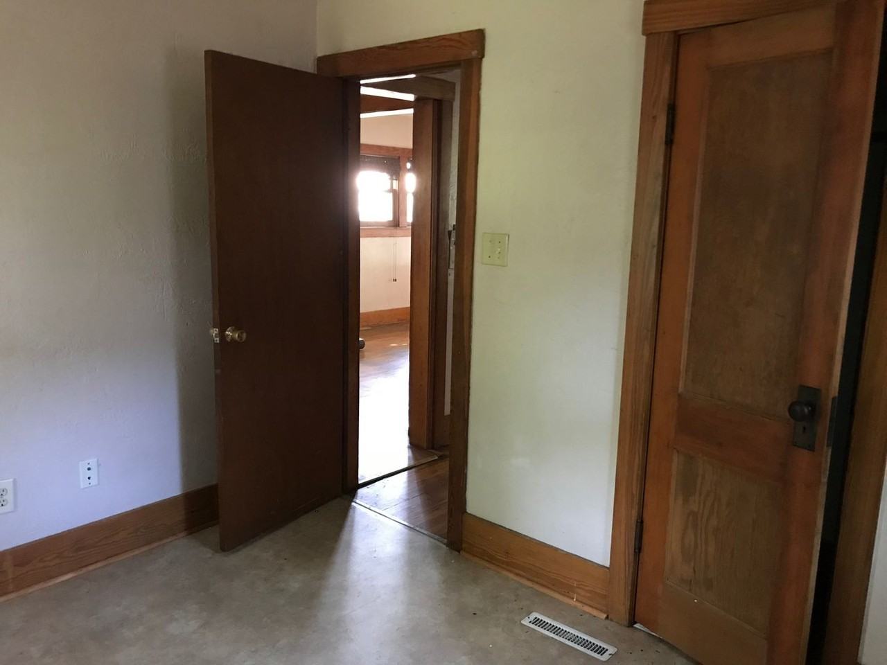 930 Hudson Ave - Photo 5 of 8