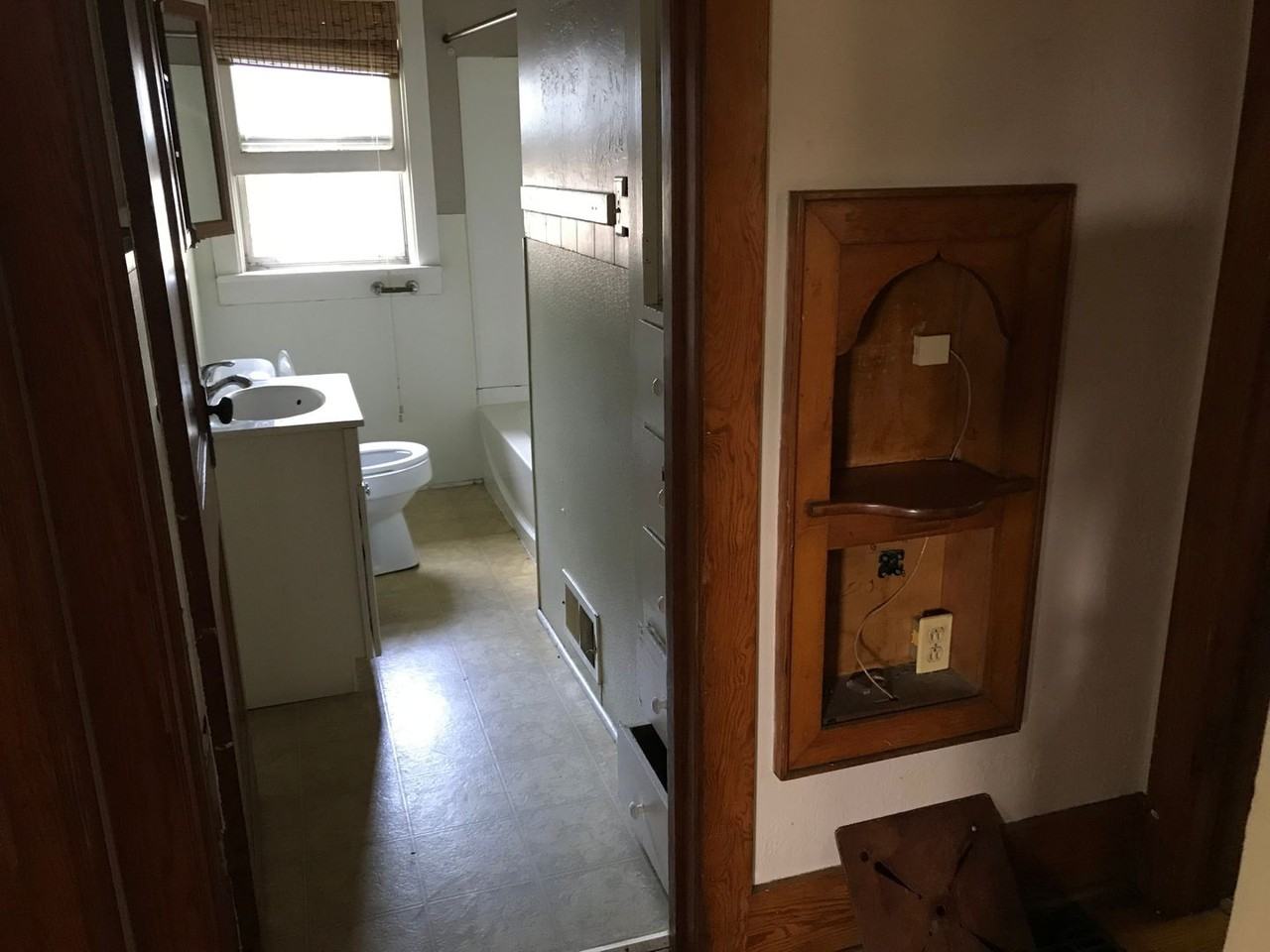 930 Hudson Ave - Photo 7 of 8