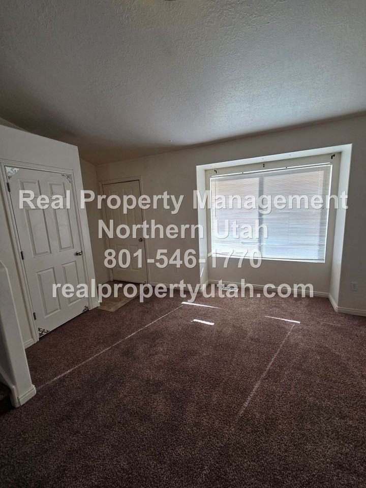 544 W 2700 S - Photo 4 of 24