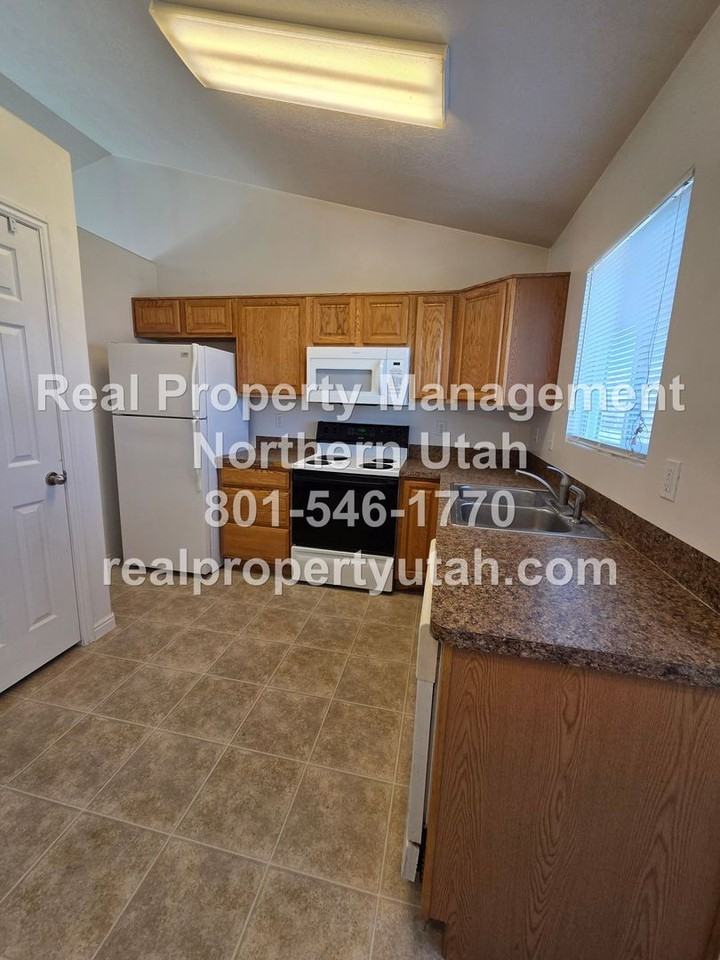 544 W 2700 S - Photo 7 of 24