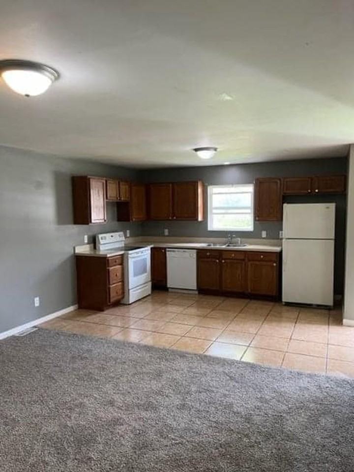 1715 S Linwood Ave - Photo 2 of 8