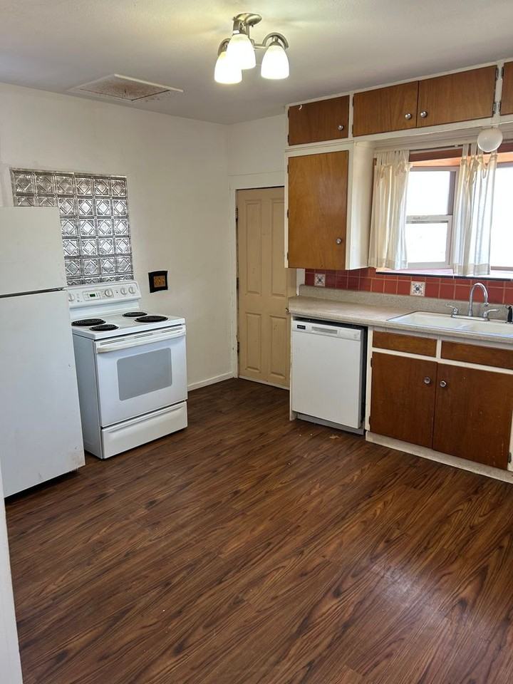 112 E Oak St - Photo 4 of 12