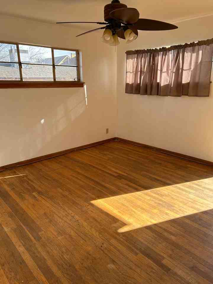 112 E Oak St - Photo 5 of 12