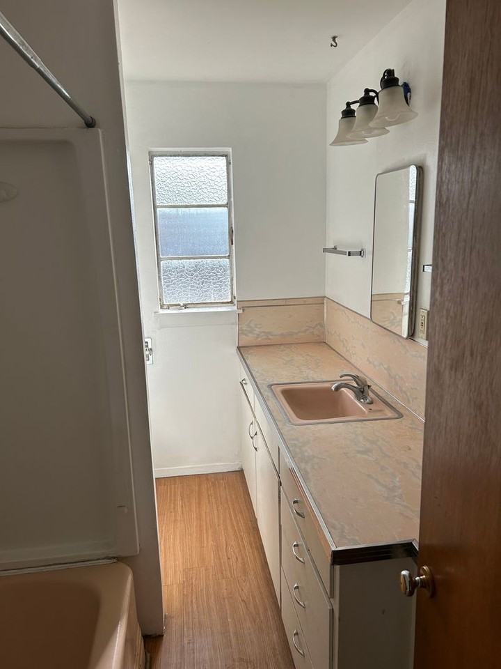 112 E Oak St - Photo 6 of 12