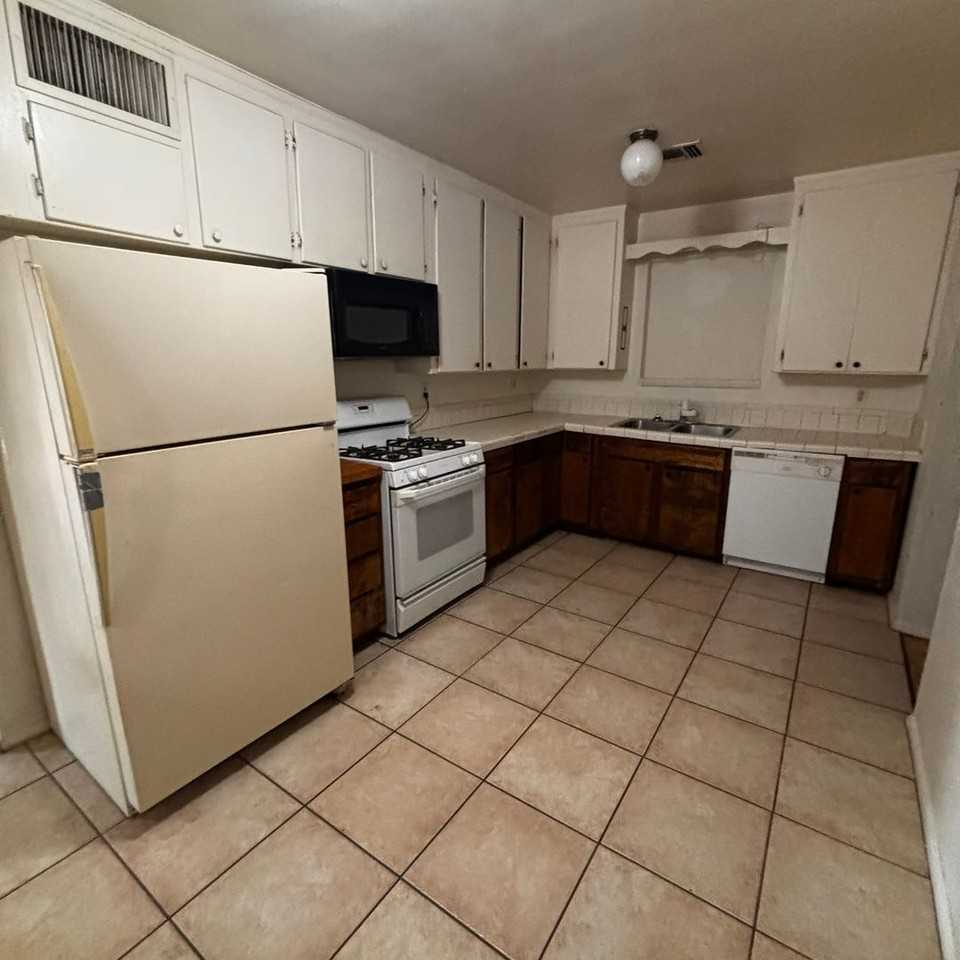 1429 E Williams St - Photo 3 of 23