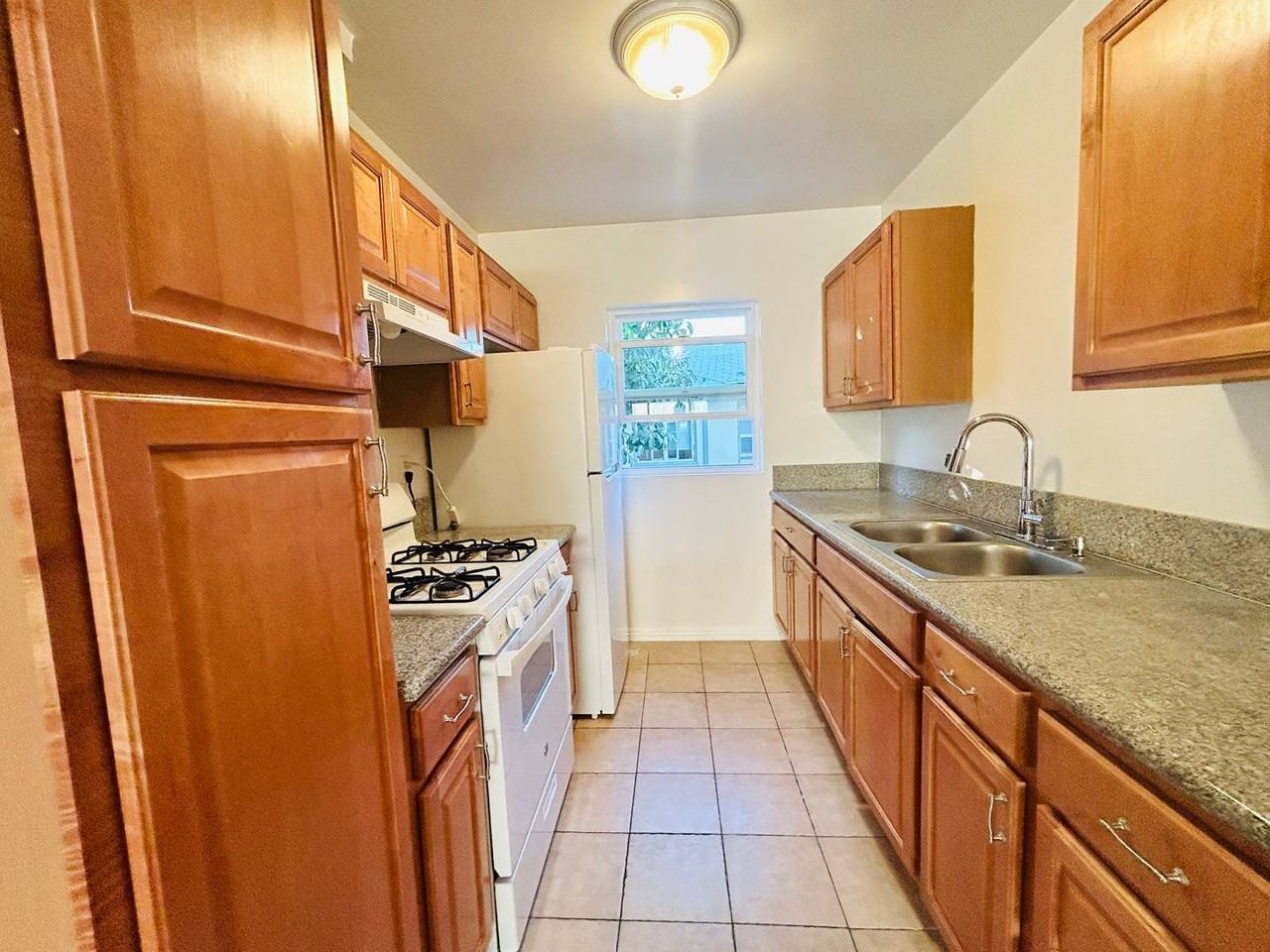 617 W Stocker St - Photo 3 of 8