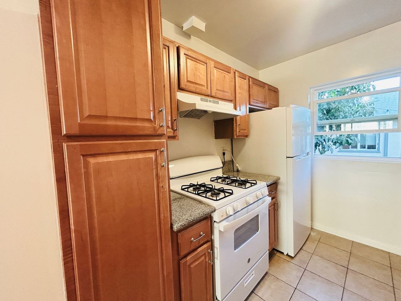 617 W Stocker St - Photo 4 of 8