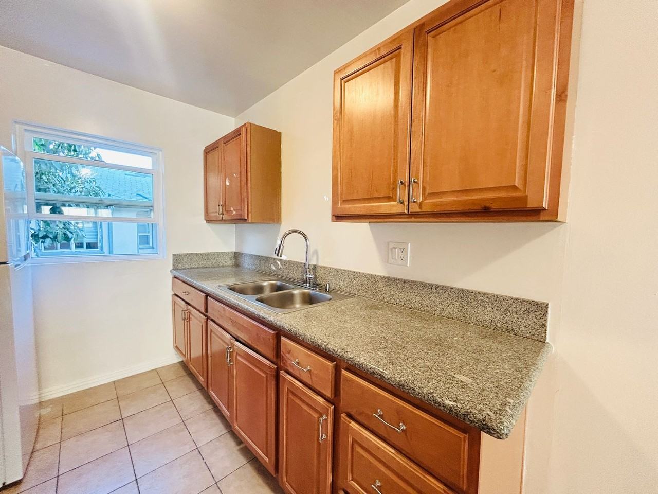 617 W Stocker St - Photo 5 of 8