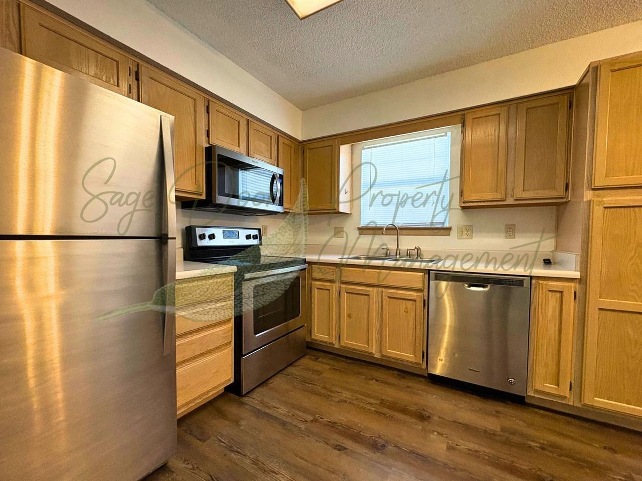 102 Ne Sunshine St - Photo 7 of 20