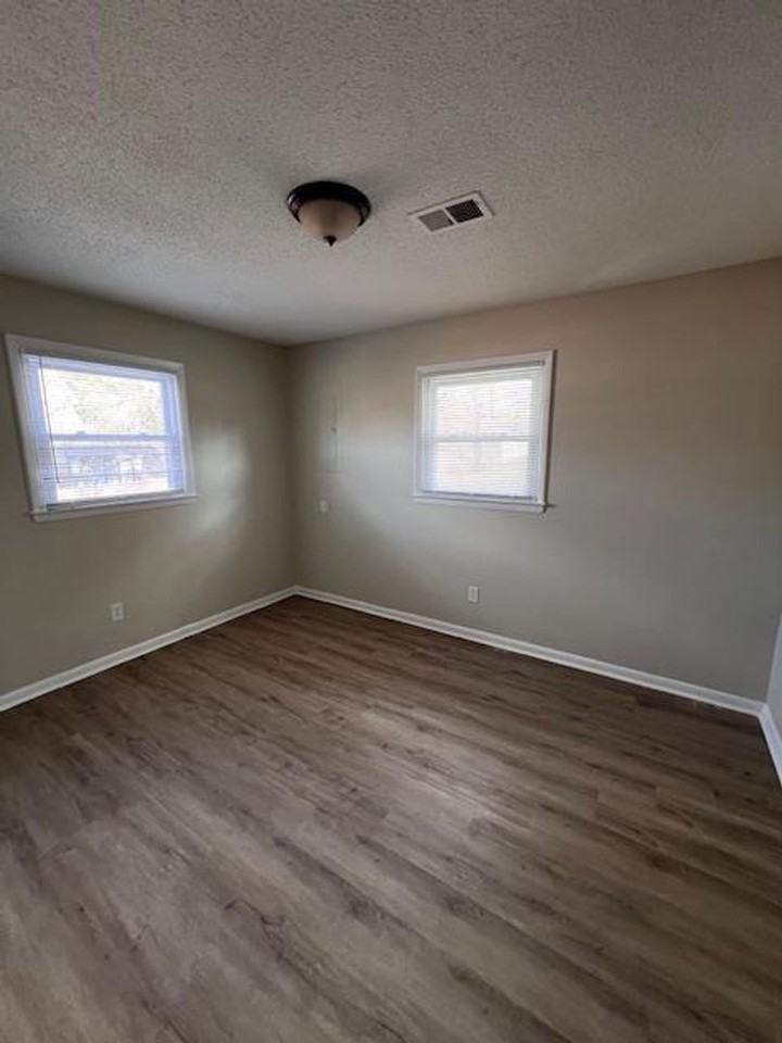 205 Gregg St - Photo 6 of 11