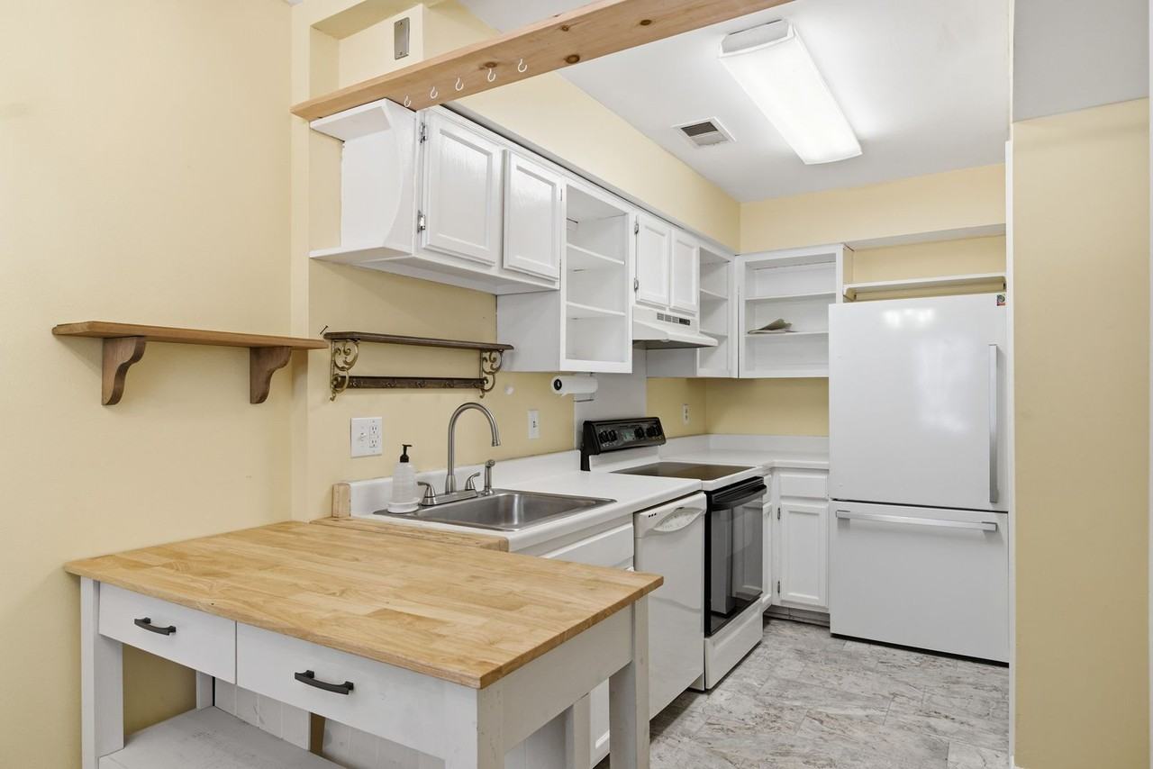 387 Charles St - Photo 6 of 17