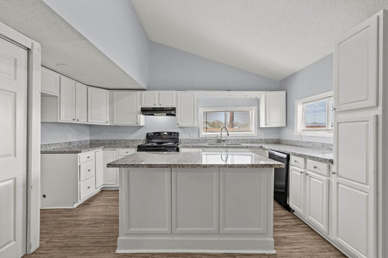 228 Orange St - Photo 2 of 24